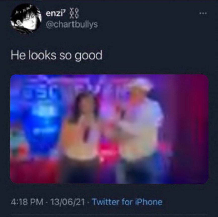 omissyishere's tweet photo. bailee sent us the video of kiah and I doing karaoke at the con on saturday night…. https://t.co/aNERJi7xPm