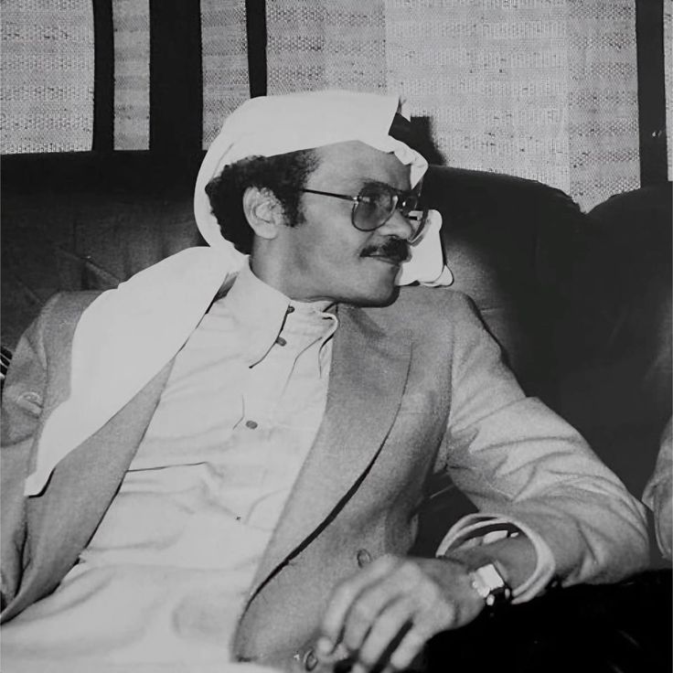 RehabTariqq's tweet photo. #90s #طلال_مداح 
#مساء_الــود_والـــورد
صوت طلال  يشبه البيوت القديمة،وملامح الأجداد ،،،  وحلويات الأكشاك،  والمطار القديم، وكاميرا الصور الفورية  ...صوت طلال هو الحنين.
#RehabTariq https://t.co/TJD8KPOCJx