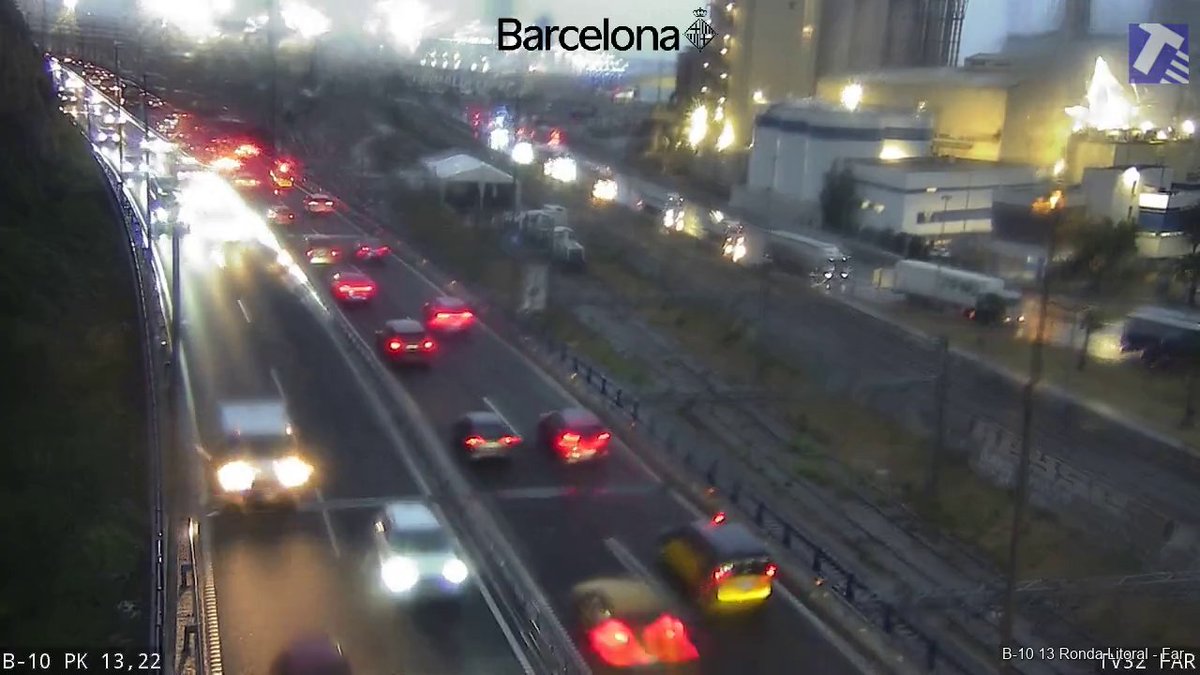 transit's tweet photo. 🔴❌ A la ronda Litoral de Barcelona hi ha un carril tallat a la Barceloneta en sentit Besòs per un #accident. Retencions des de Can Tunis. 

🟡 A la mateixa via hi ha intensitat a la Barceloneta en sentit Llobregat. https://t.co/TRdh8s2sqT
