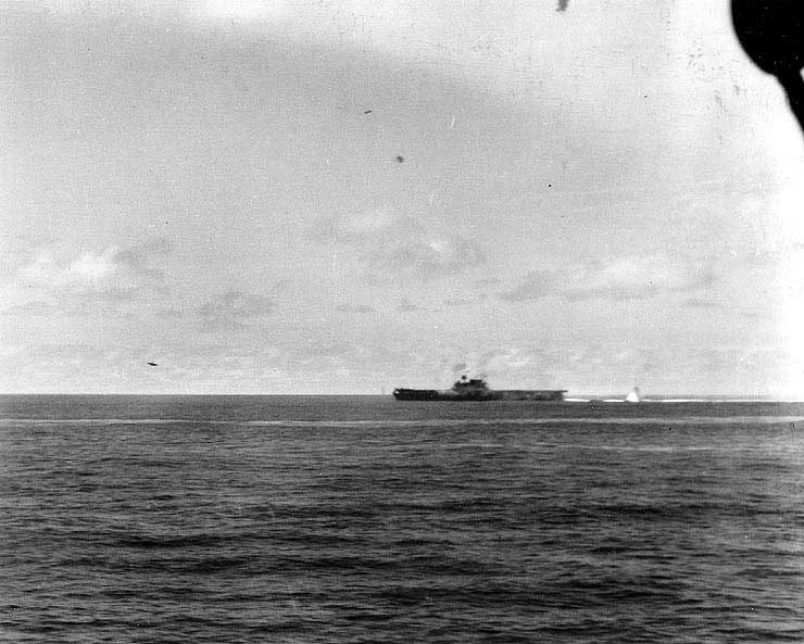 HiddenHistoryYT's tweet photo. A Type 99 dive bomber attacked Yorktown, seen from cruiser Astoria, 4 Jun 1942 https://t.co/reiB5hYrVz