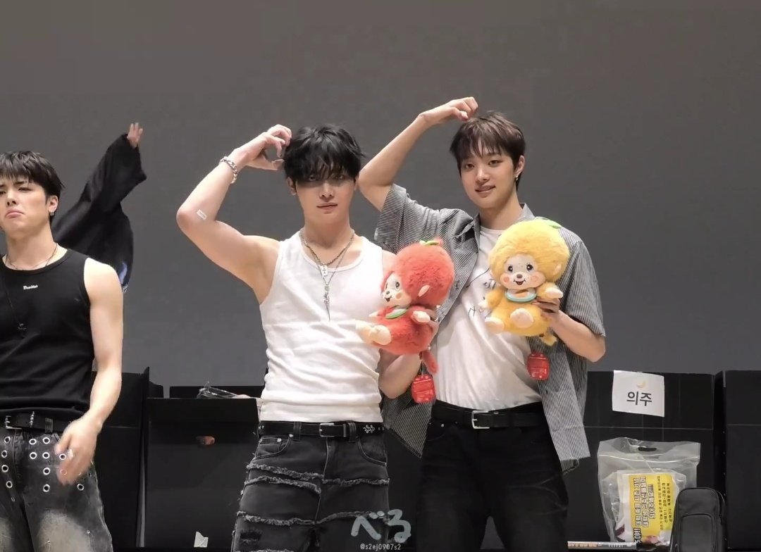 797_4ever's tweet photo. 원숭이 같은 포즈하라니까 냅다 우끼끼 포즈하는 bej 왜케 웃김
닉쭈숭이들 귀엽네요 https://t.co/qQ40w0Zyhi