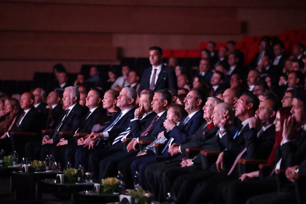 iyiparti's tweet photo. Genel Başkanımız Sayın Müsavat Dervişoğlu @MDervisogluTR,

Koç Topluluğu'nun 100'üncü yılı dolayısıyla düzenlenen törene katıldı. https://t.co/OUQ0PMgYmm