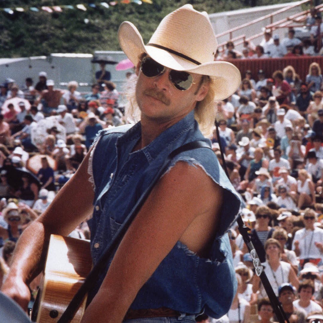 OfficialJackson's tweet photo. A little @CMA Fest throwback for your Thursday. 🤠 What's your go-to Alan song when the band kicks in? https://t.co/9EWLsMD4BB