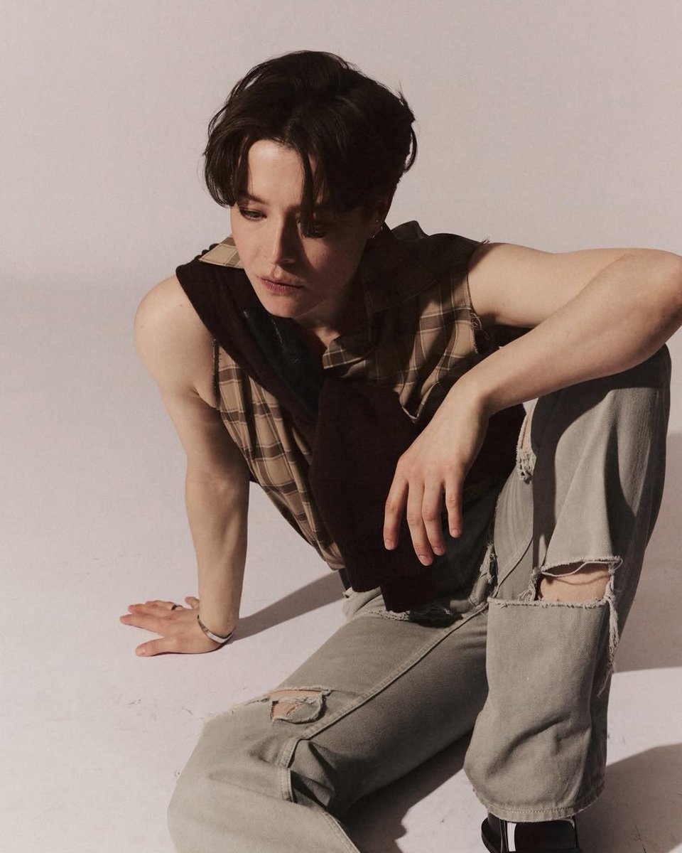 emmadarcydaily's tweet photo. emma d'arcy photographed by pip https://t.co/rF3eScFcyG