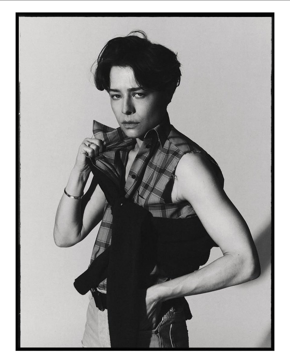 emmadarcydaily's tweet photo. emma d'arcy photographed by pip https://t.co/rF3eScFcyG