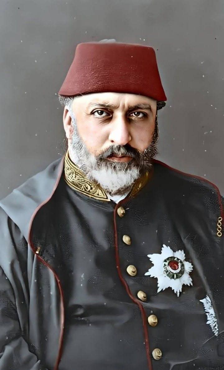 osmanoglu_79's tweet photo. 4 Haziran 1876. Dolmabahçe Sarayı. Saat 04.30.
Boğaz`da şiddetli bir yağmur yağıyordu. Mayıs sonu olmasına rağmen rüzgar öyle sert esiyordu ki neredeyse ağaçlar kökünden sökülüp uçacaktı. Süleyman Paşa komutasındaki 300 harbiye öğrencisi ve Türkçe bilmeyen Arap birlikleri Dolmabahçe Sarayı`nın önüne getirildi. Sarayı kuşatan askerlerin hiçbiri Padişah`ı tahttan indirmek için Dolmabahçe`ye getirildiklerini bilmiyorlardı.
Aynı anda Boğaz`ın diğer yakasında da heyecanlı bir bekleyiş vardı. Cuntacılar Kuzguncuk`ta bir yalıda toplandılar. Ellerinde dürbünle Dolmabahçe`yi izliyorlardı.
Dedem Sultan ABDÜLAZİZ, henüz sabah namazına kalkmamıştı. Tahttan indirileceğini anlayan dedem Sultan ABDÜLAZİZ, hazırlanmaya başladı.
Sultan ABDÜLAZİZ’in tahttan indirilmesinde dört isim öne çıkıyor: `Hal Erkanı` adı verilen bu grup Hüseyin Avni Paşa, Midhad Paşa, Rüşdü Paşa ve Şeyhülislam Hasan Hayrullah Efendi`dir. 
SULTAN Aziz ve ailesi Dolmabahçe`den Topkapı Sarayı`na nakledildi. Orada ABDÜLAZİZ`i bir sürpriz bekliyordu. Hüseyin Avni Paşa`nın emriyle Abdülaziz`e Üçüncü Selim Dairesi tahsis edilmişti. Bu daire III. Selim`in kılıç ve hançerlerle katledildiği daireydi. Cuntacılar her detayı düşünmüştü.
Feriye Sarayından alınıp Beşiktaş Karakoluna götürülen yaralı Padişahı görmeye İngiltere büyükelçisinin gelmesi ne kadar manidar. Hassa Müşiri Rauf Paşa içeriden o kadar keskin kloroform kokusu almış ki içine fenalık geldiğini söyler. Koca sultanı yıkamayacaklarını anlayan hainler onu kloroform ile bayıltmaya çalışmış ama yine de tam anlamıyla başarılı olamamışlardı. 
dedem Sultan ABDÜLAZİZ için hazırlanan ölüm raporunda Sultan`ın intihar ettiği iddia edilmişti. 
Askeri doktor Ömer Bey, cesedi görmeden intihar diyemeyeceğini söyleyince Hüseyin Avni Paşa ellerini Ömer Bey`in omuzlarına uzatarak, miralay rütbelerini söktü aldı. Dr. Ömer Bey, ertesi gün Libya`ya sürgüne gönderildi.
Osmanoğullarının sırtına saplanan ne ilk ne de son ihanet bıçağı idi bu hadise. Ama bu âl-i Osmaniler ki bayrağa ve vatana ihanet edenler olduğu müddetçe hep “BEN YANAYIM SÖNSÜN BU İHANET” diyenlerdendir.