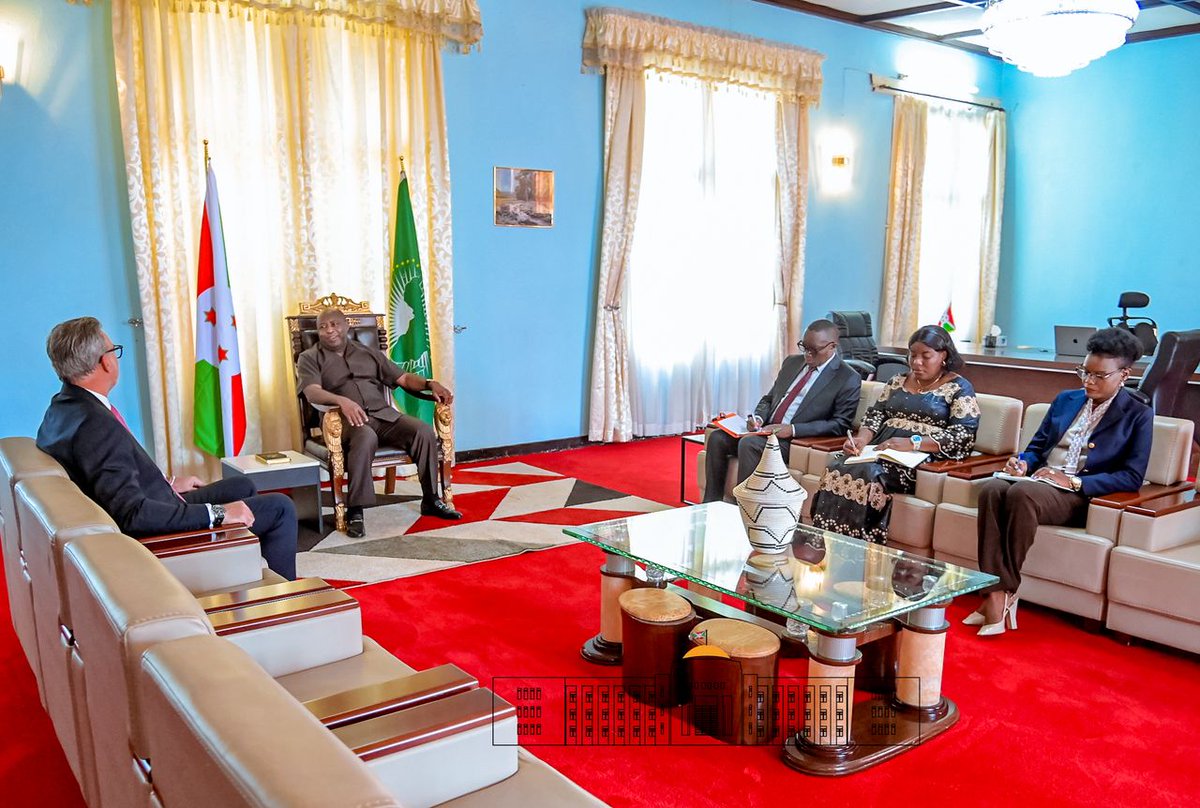 KwaNtare's tweet photo. Umukuru w'igihugu c'U #Burundi akaba arongoye ishirahamwe rya @_AfricanUnion Nyenicubahiro @GeneralNeva yakiriye ku kirimba i #Gitega Jean-Noël Gentile, arongoye ishami rya ONU rijejwe ibifungurwa (PAM), yaraje kumusezera inyuma y'ikiringo ciwe cari kirangiye hano mu #Burundi. https://t.co/lK0vkw3g07