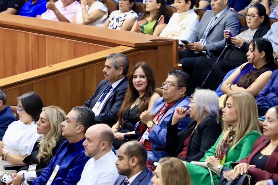 EvaBarrientosZe's tweet photo. Asistí a la Sesión Solemne de la LXVII Legislatura del Congreso del Estado, donde se entregó la Medalla al Mérito por la Defensa y Mejora del Medio Ambiente 2026 al biólogo Roberto Mora Gallardo. 🌿🏅🌎

¡Felicidades por este merecido reconocimiento! 👏✨ https://t.co/WkUILWm0O8