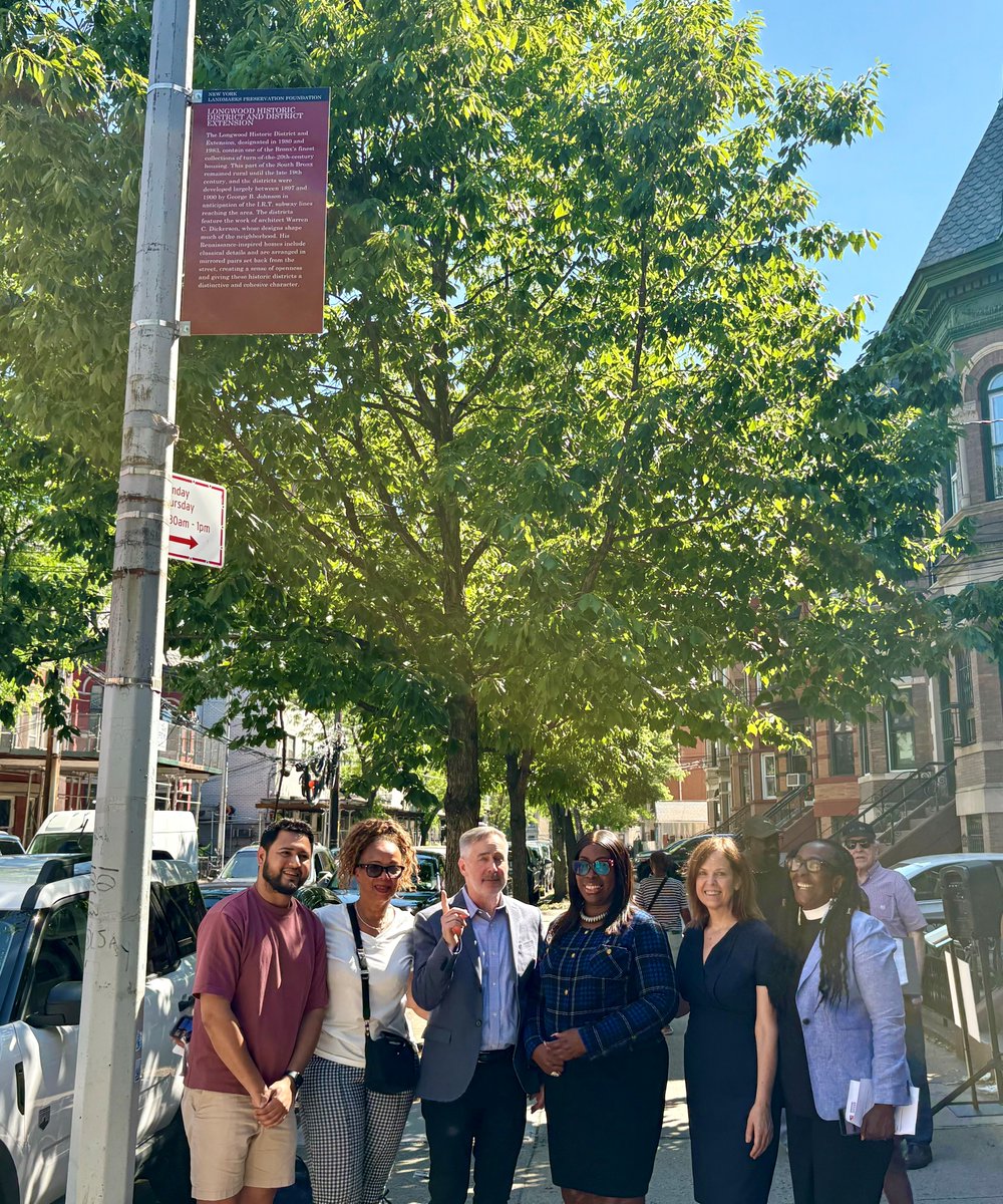 nyclandmarks's tweet photo. LPC joined @bronxbp, @CMJustinSanchez, @2_bronx, New York Landmarks Preservation Foundation, and members of the community to unveil new historic markers honoring the Longwood Historic District &amp; District Extension #intheBronx.  

Learn more: https://t.co/6Zm0s7dONr https://t.co/LgBwpvDH74