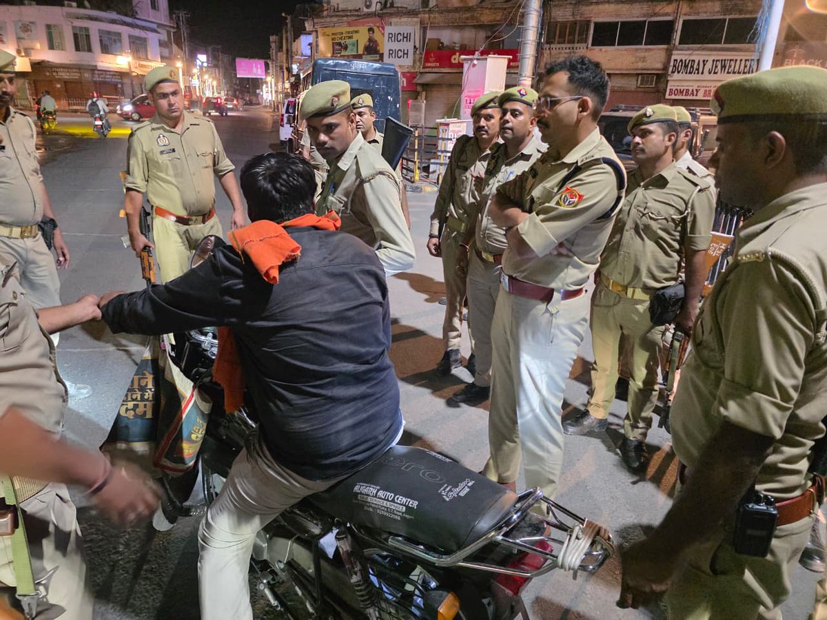 aligarhpolice's tweet photo. #Aligarh । #AligarhPolice
#SP_City द्वारा पुलिस बल के साथ थाना सिविल लाइन क्षेत्र में कानून/सुरक्षा व्यवस्था के दृष्टिगत पैदल गश्त कर सघन चेकिंग अभियान चलाया गया। इस दौरान संदिग्ध व्यक्ति, वाहनों को चेक किया गया एवं यातायात नियमों का उल्लंघन करने वालों के विरुद्ध चालान की कार्यवाही की गई ।
#UPPolice