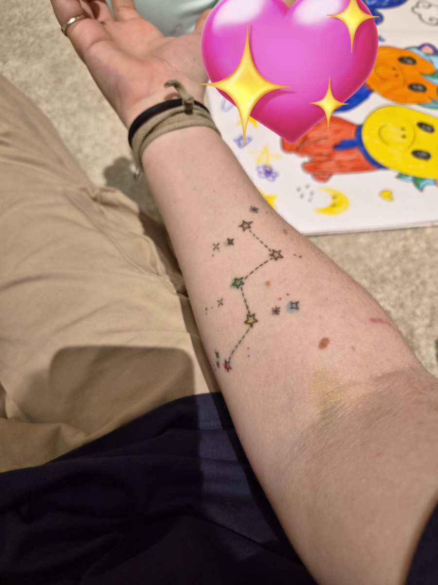 Austinbenyo's tweet photo. The kid i babysit colored my tattoos and ot was the cutest shit ever https://t.co/3bHvYnHwpp