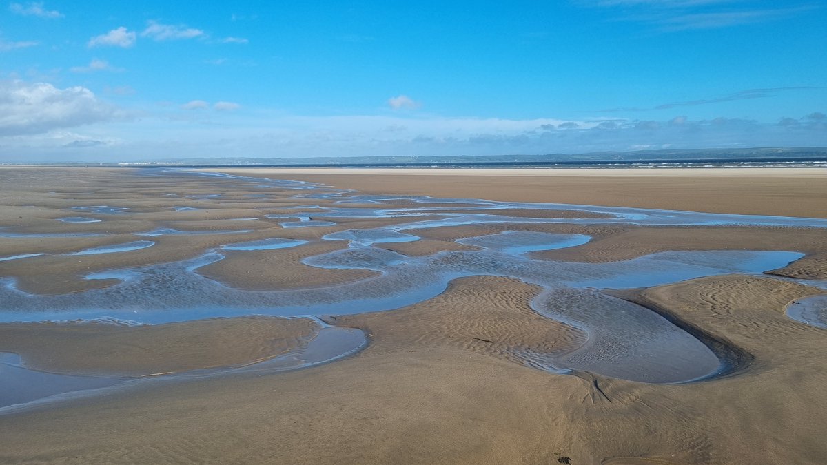 Superproprep's tweet photo. SANDY BALLS...

On Burry Port beach as a lovely end to the day. https://t.co/SsYXrtj1fW