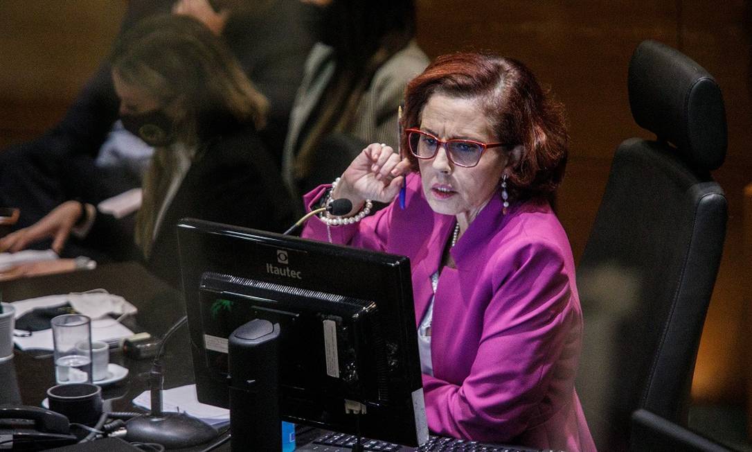 Zack_lope's tweet photo. Eu estou vendo algumas pessoas completamente descoladas da realidade passando pano para a juíza Elizabeth Machado Louro, dizendo que ela não teve culpa e que a responsabilidade foi do júri do caso.

Primeiro, é incrível como existe gente que não sabe de porra nenhuma e fica dando palpite.

Os 7 jurados afastaram o homicídio doloso por omissão, ou seja, entenderam que Monique Medeiros não teve intenção de matar nem assumiu conscientemente o risco da morte de Henry. Com isso, houve a desclassificação da acusação dolosa. A partir desse momento, o homicídio deixou de ser competência do Tribunal do Júri e passou exclusivamente para a juíza presidente do caso.

Ou seja: quem decidiu conceder o perdão judicial para Monique foi a juíza Elizabeth Machado Louro. Foi uma decisão dela, não do júri. O júri não “soltou” Monique e nem deu perdão judicial. Eles apenas afastaram o homicídio doloso. A escolha de extinguir a punição pelo homicídio culposo foi exclusivamente da magistrada.

E a revolta de muita gente não veio só da decisão em si, mas da justificativa colocada na sentença, quando a juíza alegou misoginia, cultura patriarcal e chegou a sustentar que, se fosse um pai, talvez nem tivesse sido processado.

Então, antes de sair falando besteira na internet, pelo menos entendam minimamente como funciona um Tribunal do Júri.