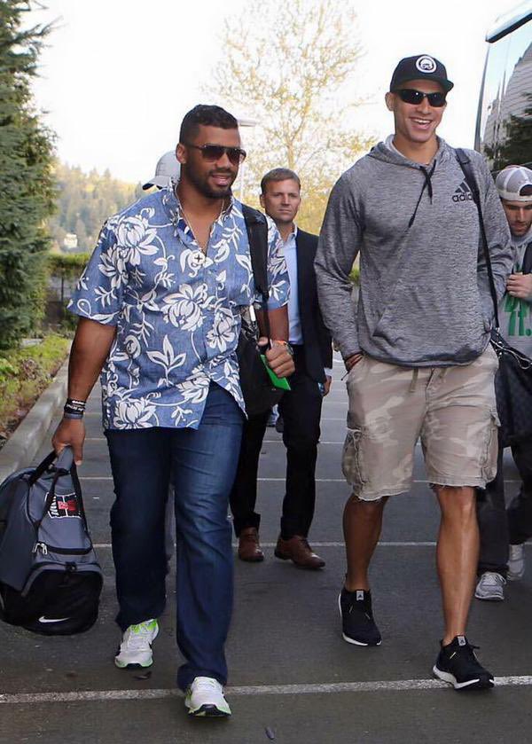 iRun253's tweet photo. @StraightBugging @Asian12th Idk one person that would describe Russell Wilson as hard or cool ahahahahahaha. He was extremely talented and that don’t mean he wasn’t gritty or tough. Ima rock with 3 till the day I die. https://t.co/V9ep1zhKY8
