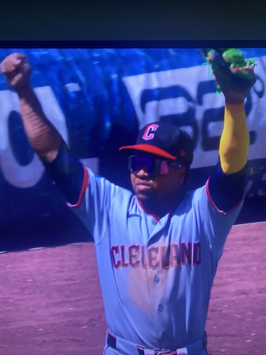 JayRodz34's tweet photo. Can we please have a statue figure or bobblehead of José holding his arms up after he catches a pop up???

My daughters LOVE that https://t.co/2egVkItMov