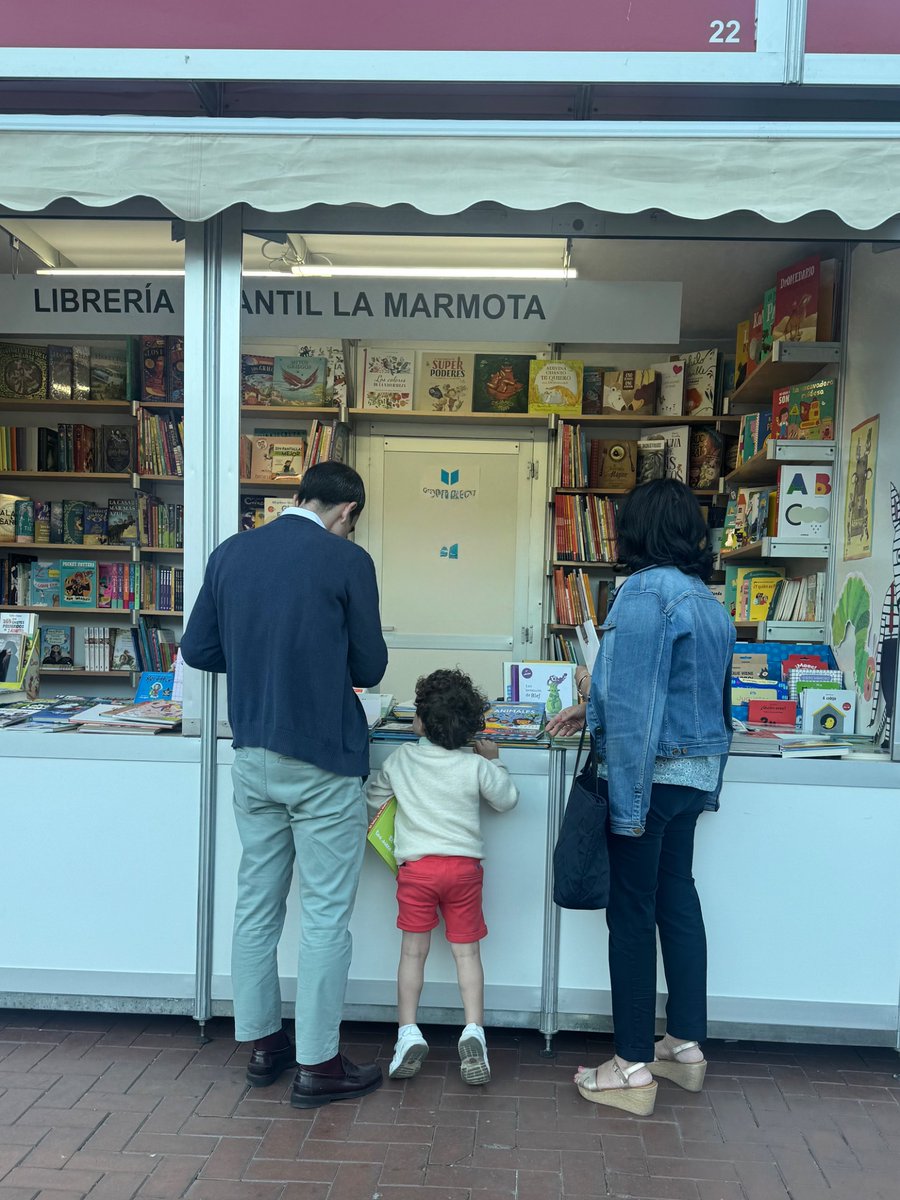 YsabelSanz's tweet photo. Iba a ir a pilates, pero he acabado en la Feria del Libro y me he encontrado con esto. https://t.co/HzO3qbOGI0