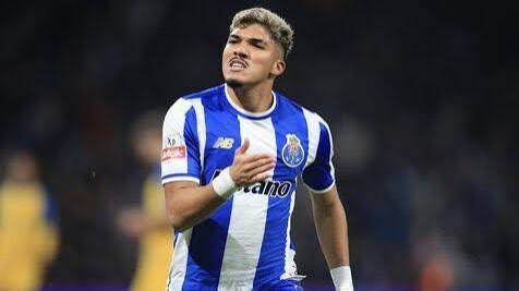 grimshub's tweet photo. 🚨| 🔥💣 𝗧𝗥𝗔𝗡𝗦𝗙𝗘𝗥: Arsenal have made enquiries about Porto forward William Gomes as the club continues to monitor emerging attacking talents across Europe and South America. 🇧🇷🔴⚪

The 19-year-old Brazilian is regarded as one of the brightest young prospects in Portuguese football and has caught the attention of several top clubs with his performances. 👀

Why Arsenal are watching him:

🔸 Explosive pace
🔸 Exceptional dribbling
🔸Direct attacking threat
🔸High ceiling potential
🔸 One of Brazil's most exciting young talents

Andrea Berta and Arsenal's recruitment team remain active in the market for both immediate upgrades and future stars, with Gomes fitting the profile of a player who could develop into something special. ⭐

No formal offer has been made, but the interest is real and Arsenal have already begun gathering information on a potential deal.

Another Brazilian talent on Arsenal's radar.