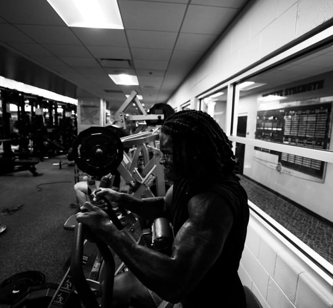 Ethical_IsZay's tweet photo. Man look at this nigga arms man…. This is a fucking WR😭😭🔥 https://t.co/T8UPpHHehB