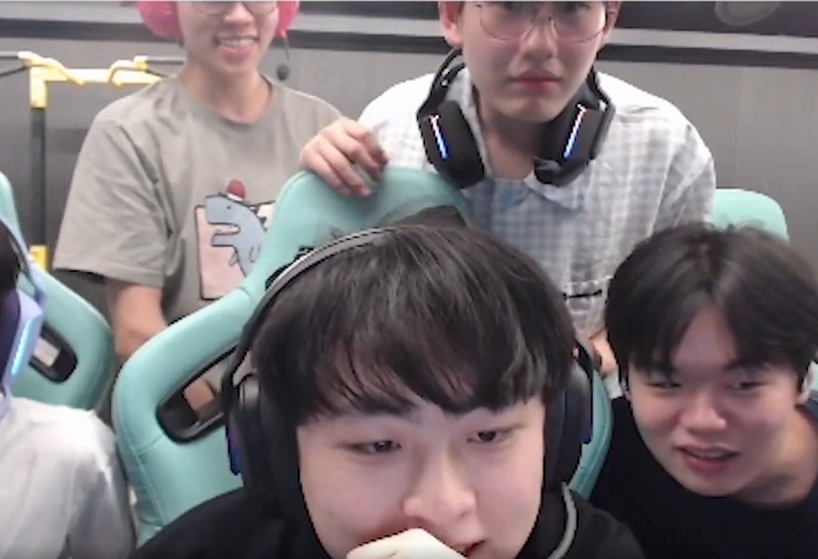 ARCANAMAJ0R's tweet photo. Not all of them crowding around him. https://t.co/Bmbbq8UvtH