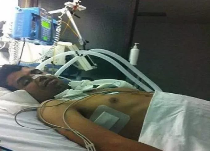 outsidersesp's tweet photo. 14 años desde que Abdellah El Asli quedó tetrapléjico tras su detención por la Policía Nacional de Guadalajara

Abdellah El Asli fue detenido el pasado el 1 de marzo de 2012 mientras jugaba al fútbol en una plaza de Guadalajara al encontrarse en España en situación irregular. Fue detenido varias veces sin que se le imputara ningún delito, sino que simplemente no tenía papeles.

A la cuarta detención, los agentes le golpearon ya en la Comisaria situada en la Avenida del Ejército, y le empujaron por las escaleras, lo que le ha dejado en silla de ruedas de por vida.

El Subdelegado del Gobierno entonces, Juan Pablo Sánchez-Sánchez Seco (PP) afirmó que El Asli se autolesionó para «provocar su hospitalización y evitar así­ su extradición a Marruecos». Los agentes que lo dejaron en silla de ruedas, siguen impunes.