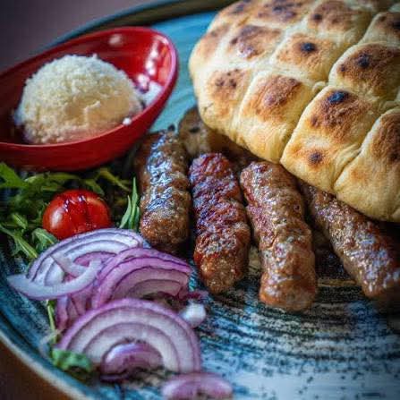IdaDzanovic's tweet photo. Bosnian traditional fast food - cevapi 🫠🇧🇦 https://t.co/hWfhZSnas5