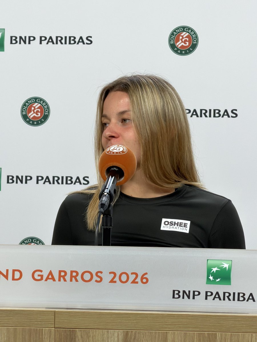 arturgac's tweet photo. Maja Chwalińska i tłum dziennikarzy. Definitywne narodzenie nowej gwiazdy światowego tenisa🎾🇵🇱 #rolandgarros https://t.co/LnVO6xsvld