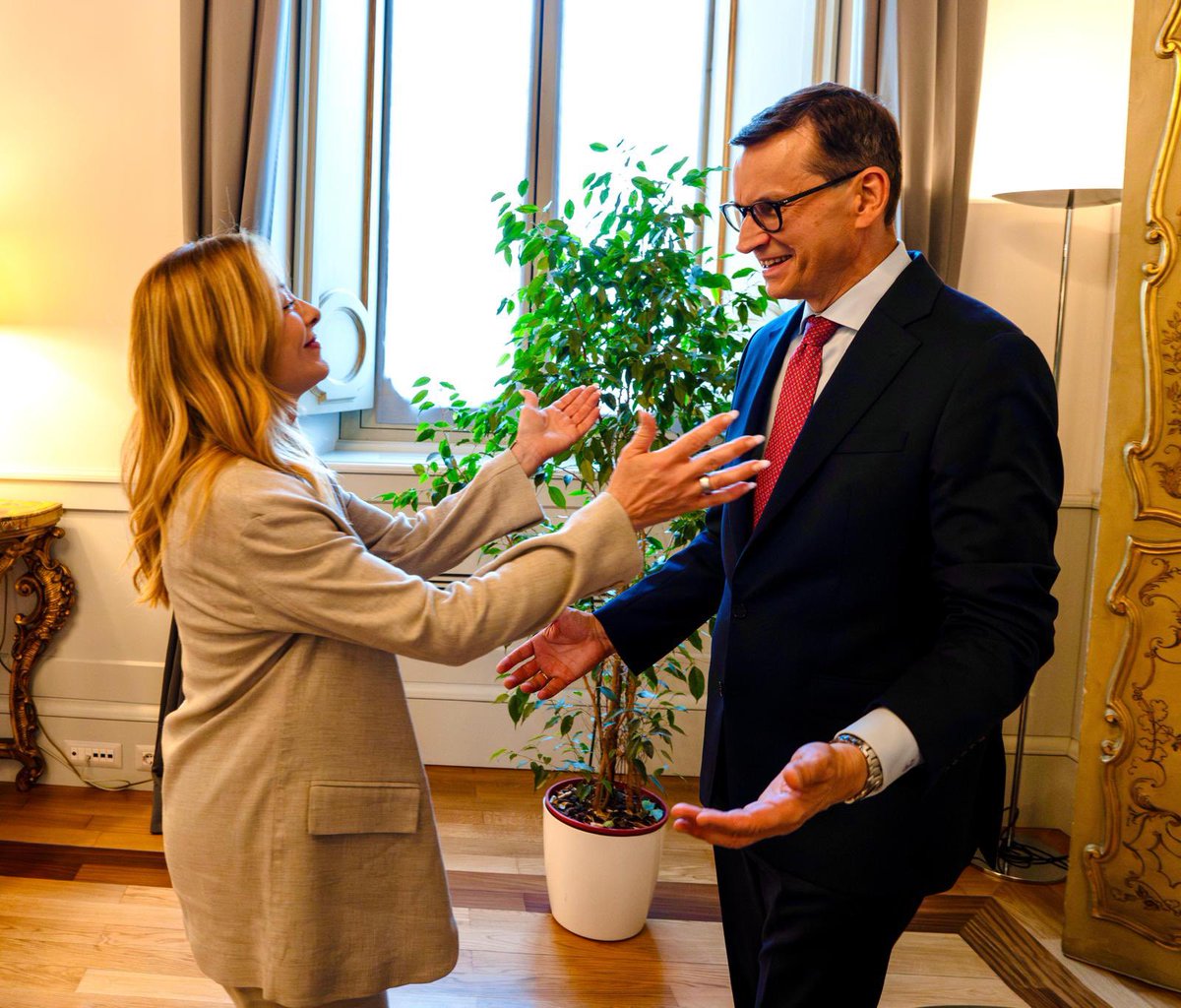 Tulajew's tweet photo. Viva l’Italia, viva la Polonia! 🇮🇹🤝🇵🇱 https://t.co/eAjlBllK8x