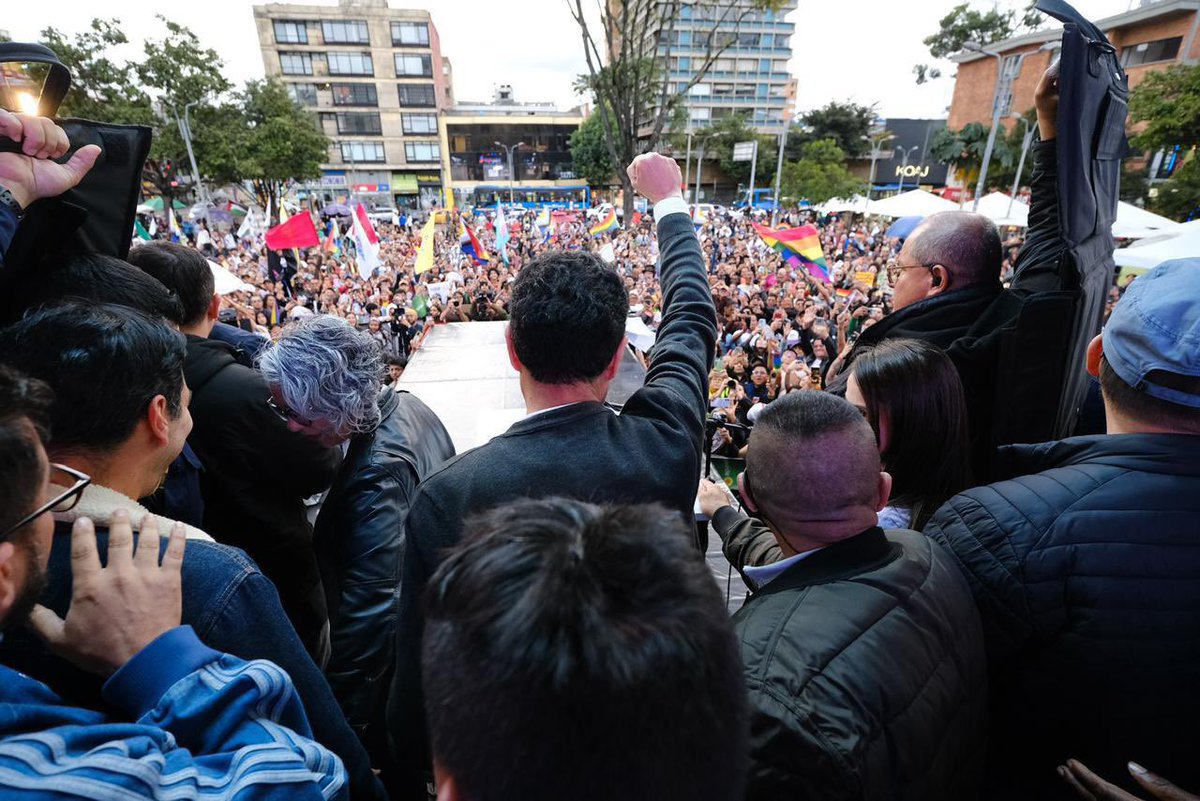 Sasialejandre's tweet photo. Cree el ladrón que todos son de su condición 

El abogado de parakos, narcos y curas pederastas, Abelardo, se esconde en su jaula, pensando que como él mataría, buscan matarlo a él 

Mientras Iván Cepeda, parte del pueblo que no busca muerte, sino vida, no tiene miedo https://t.co/OuIJsbFjBD
