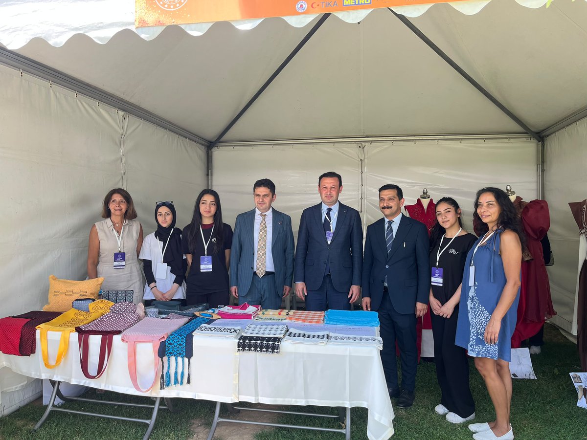 sislimem's tweet photo. Nişantaşı Rüştü Uzel Kız Meslekî ve Teknik Anadolu Lisesi, Türk Dünyası Mutfağı MEB 2. Uluslararası Gastronomi ve Aşçılık Programı kapsamında Moda Tasarımı Teknolojisi ve Tekstil Teknolojisi alanlarında hazırladığı ürünleri sergiledi. https://t.co/k1jpwXQvVk