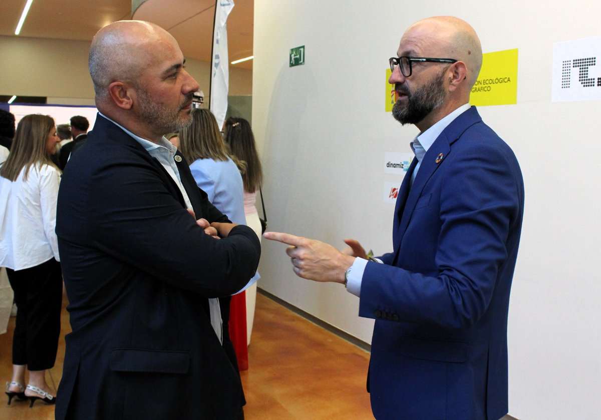 SubGobLEO's tweet photo. 🤝 El subdelegado del Gobierno en León ha asistido al acto de reconocimiento organizado por El Bierzo Noticias.
Una cita para destacar la profesionalidad, la dedicación y la calidad humana de bercianos y bercianas que contribuyen al progreso de la comarca. @leonoticias_ https://t.co/jghQUrVGSB