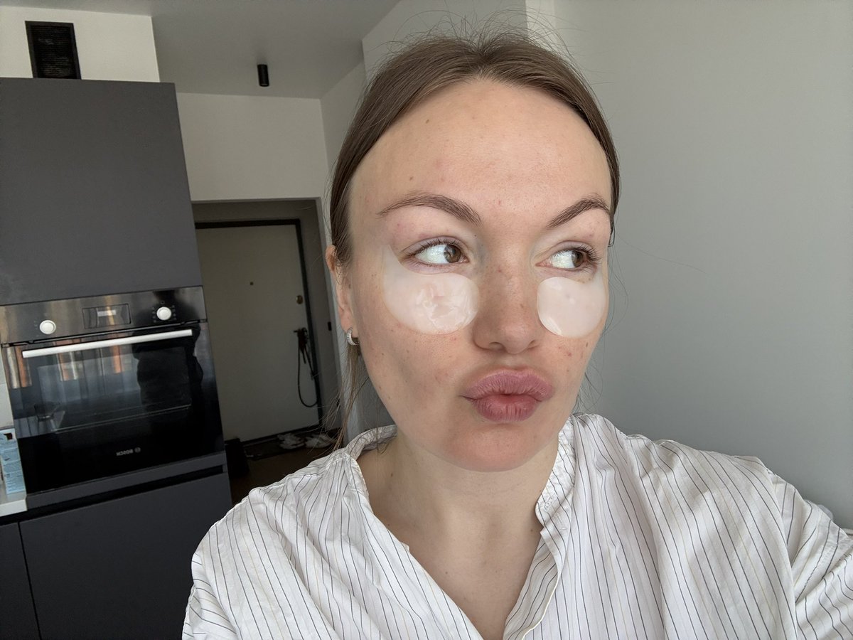 Darilchik's tweet photo. Проплакать перед сном два часа, поспать три, сделать биоревитализацию на опухшее лицо и думать, что патчи от дальба нам чем-то помогут. Ну свит саммер чайлд https://t.co/X1SK0GlzJi