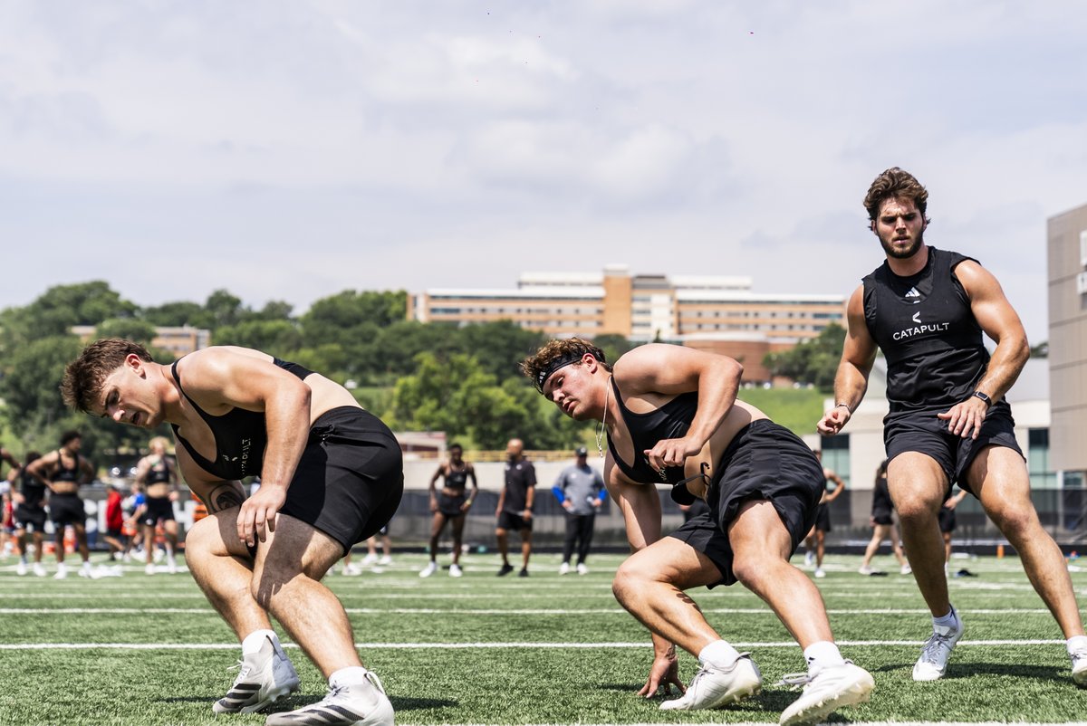 KU_Football's tweet photo. Grit. 📈 https://t.co/WfQdf9yNci