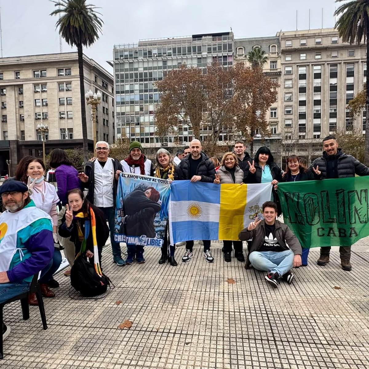 AndresLaBlunda's tweet photo. Ayuno contra el hambre en la Argentina 🇦🇷

Acompañamos desde la posta de salud el ayuno y oración para despertar las conciencias organizado por la Mesa Ecuménica por la Democracia y el bien común 

En un país que produce alimentos, el hambre es una decisión política. Y cuando falta comida, también se rompe la salud, la dignidad y la vida cotidiana de nuestro pueblo.

Cristina nos enseñó que gobernar es cuidar. Por eso, frente al ajuste y la crueldad de Milei, seguimos organizados para defender una Argentina con pan, salud y justicia social ✌🏼