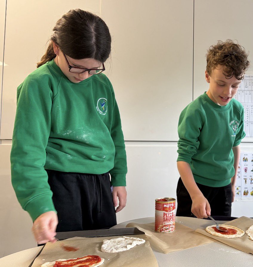 HurstParkSchool's tweet photo. Pizza perfection! 🍕🧑‍🍳 Year 4 made fantastic use of our dedicated Food Tech room, designing and baking their own pizzas from scratch. Brilliant chopping, spreading, and measuring skills on display! 🧀🍅 #DesignAndTechnology #LifeSkills #WeAreLEO @LEOacademies https://t.co/cycp3ilZLS