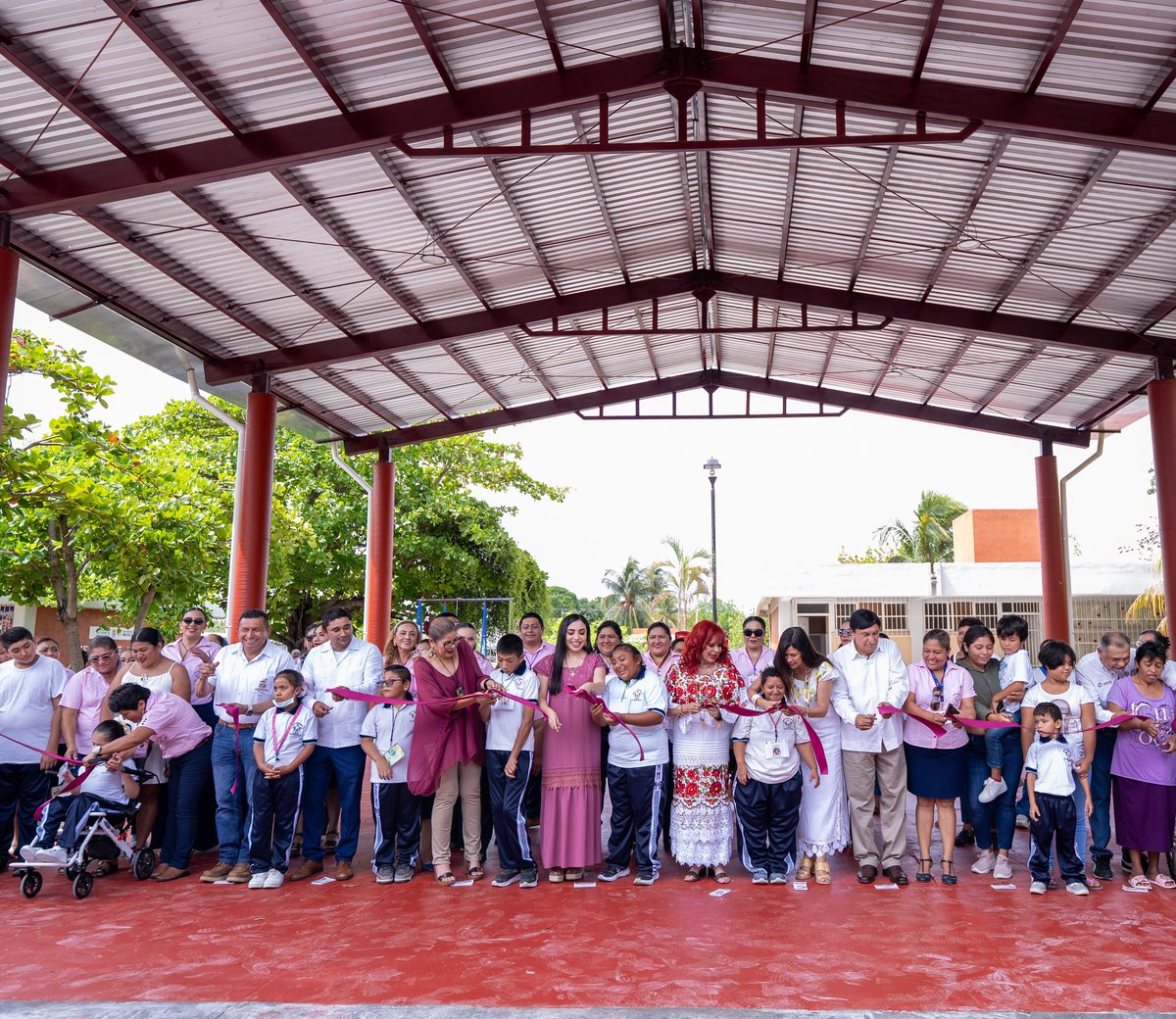 LaydaSansores's tweet photo. Inauguramos la nueva cancha techada del Centro de Atención Múltiple No. 8 y visitamos su Espacio de Alimentación, Encuentro y Desarrollo Comunitario.

Gracias al personal que, con amor y entrega, hace de este centro un hogar de esperanza. Y a mis queridos sobrinos: ver sus sonrisas nos recuerda que servir es un privilegio. Pueden contar siempre conmigo.