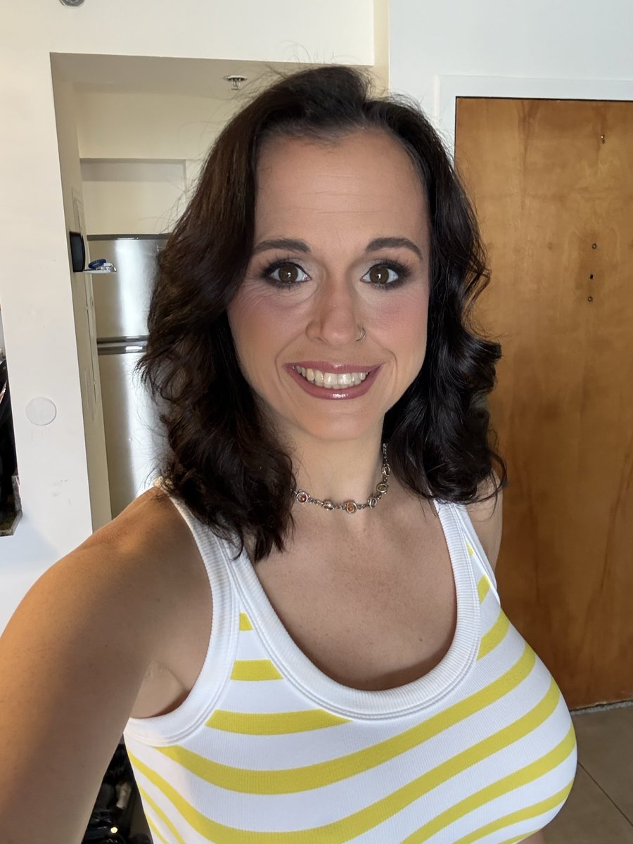 suzywyldeslut's tweet photo. Sometimes, I get to look like this 💛 what an awesome day today!!! 

So excited 😆 my first professional shoot is in the books 📚 &amp; we get to do it all again tomorrow!!! https://t.co/ONZnjjKvol