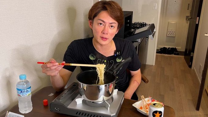 toushi_1121_'s tweet photo. てんちむさんはブラの裁判で4億円の借金 
青汁王子は家賃9万アパートからの復帰

その2人が結婚して推定家賃300万の新居。
どっちも常人ではない凄い人でほんと尊敬する🥺 https://t.co/pjb2nDZSPg