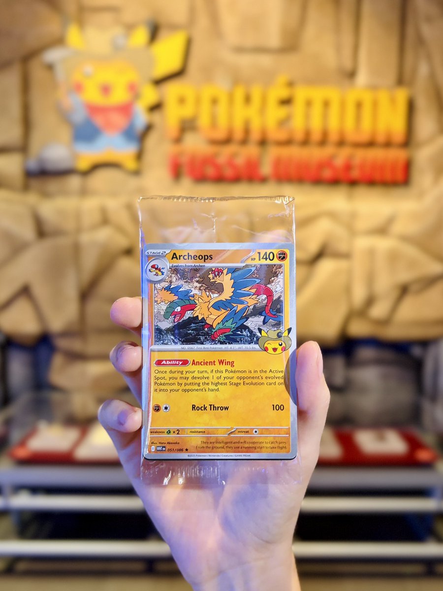 alextely's tweet photo. Vean nuestra primera joyita de Chicago, la carta promo del Pokémon Fossil Museum 🦖 y todavía nos falta entrar a la tienda y ver si conseguimos al Pikachu excavador. 😎 https://t.co/w7AFToJcYE