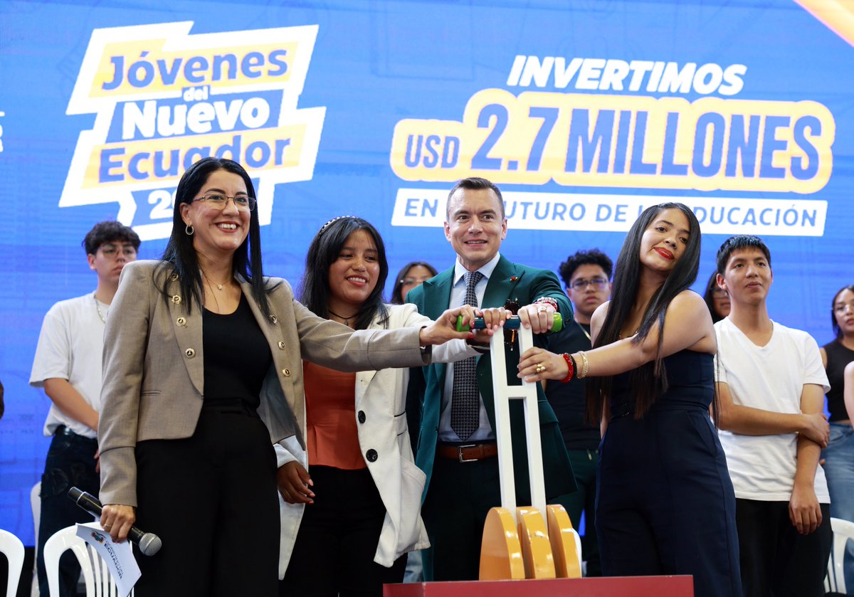 Adnecuadorok's tweet photo. TRANSFORMANDO EL PRESENTE Y EL FUTURO 💪🏻🧬🇪🇨
Hoy el presidente @danielnoboaok no está entregando solo becas: está abriendo caminos para que más jóvenes sigan estudiando y construyendo su futuro.

Las Becas Nacionales “Jóvenes del Nuevo Ecuador 2026” representan una inversión en talento, esfuerzo y oportunidades reales para quienes quieren prepararse, crecer y aportar al país.

Porque cuando un joven estudia, gana su familia, gana su comunidad y gana el Ecuador.

Postula hasta el 28 de junio:
https://t.co/DiwglYEuBL

El Nuevo Ecuador se construye con educación, oportunidades y jóvenes que avanzan.