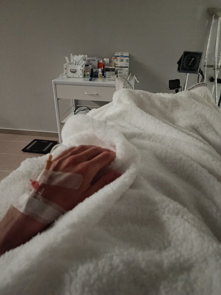 nissafanatyk's tweet photo. No to niezłe te wakacje w Grecji 🇬🇷 zgarnęli mnie z hotelu bo byłem bliski zasłabnięcia 🤒

Uważajcie na siebie Przyjaciele bo zdrowie jest bezcenne ❤️🖤 https://t.co/8V19rKcppe