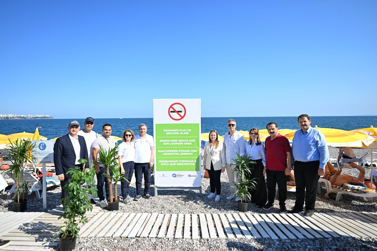 AntalyaValilik's tweet photo. 🌊🚭 Konyaaltı Sahili’nde çevre ve sağlık için örnek bir uygulama...

Dünya Çevre Günü kapsamında Valimiz @hulusisahin61 ve eşi Ebru Şahin Hanımefendi’nin katılımıyla Dumansız Plaj ve Şezlong Alanı ziyaret edildi.

Temiz hava, çevre bilinci ve sağlıklı yaşam kültürünün yaygınlaştırılmasına katkı sunan uygulama, vatandaşlardan da ilgi gördü.

🌱 Temiz çevre, sağlıklı gelecek.

@murat_kurum 
@csbgovtr
@samedagirbas
@sifiratikvakfi0
@turkiyecop31

#Antalya
#DünyaÇevreGünü 
#MaviAkdenizİnisiyatifi