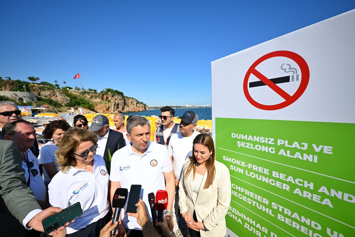 AntalyaValilik's tweet photo. 🌊🚭 Konyaaltı Sahili’nde çevre ve sağlık için örnek bir uygulama...

Dünya Çevre Günü kapsamında Valimiz @hulusisahin61 ve eşi Ebru Şahin Hanımefendi’nin katılımıyla Dumansız Plaj ve Şezlong Alanı ziyaret edildi.

Temiz hava, çevre bilinci ve sağlıklı yaşam kültürünün yaygınlaştırılmasına katkı sunan uygulama, vatandaşlardan da ilgi gördü.

🌱 Temiz çevre, sağlıklı gelecek.

@murat_kurum 
@csbgovtr
@samedagirbas
@sifiratikvakfi0
@turkiyecop31

#Antalya
#DünyaÇevreGünü 
#MaviAkdenizİnisiyatifi