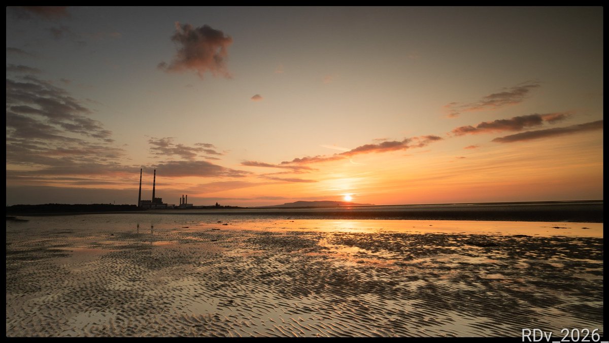 rosie_52's tweet photo. Sunrise at Sandymount
Dublin
#sunrise #sky #earlystart #seascape #sandymount #Dublin #beautiful
@LoveSouthDublin @OldDublinTown @WeatherofDublin @PhotosOfDublin https://t.co/UjUhOthSaN