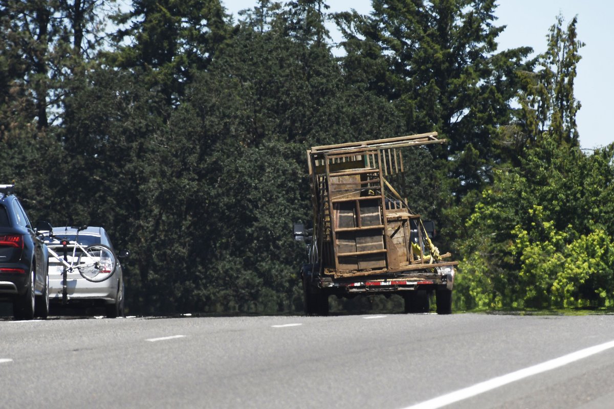 OregonDOT's tweet photo. Lumber, tires, ladders, mattresses, loose trash. These are just a few items that can fly off truck beds and car roofs, potentially striking other vehicles or becoming dangerous road hazards. Ahead of #SecureYourLoadDay, here's some tips for safe hauling: https://t.co/aaukgFhPBU https://t.co/UTXpZbClhw