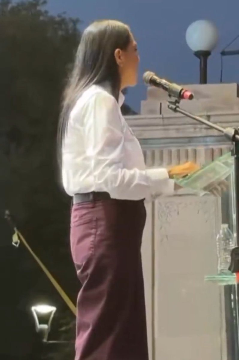 Rocio_Mx's tweet photo. Cuando Dios se encapricha a ponerte las nalgas a la altura de las cervicales, nace una dirigente morenista...

+Nalga y -Joroba ¡por piedad! https://t.co/PWewDsZets