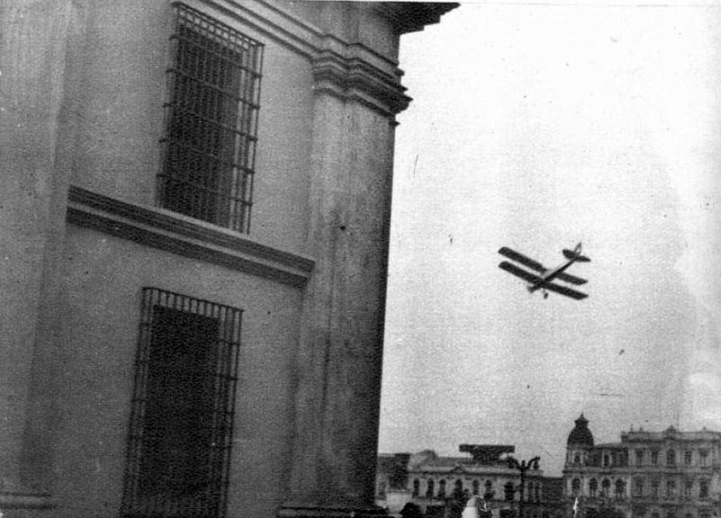 AndresSepCL's tweet photo. Un día como hoy, pero de 1932 (hace 94 años), Juan Esteban Montero, el presidente electo democráticamente siete meses antes y militante del Partido Radical, dejaba el cargo tras un golpe de Estado perpetrado por un grupo de conspiradores liderados por el  militar socialista Marmaduke Grove.

Fue la primera vez (pero no la última) en que aviones sobrevolaron La Moneda para derrocar al gobierno democrático y constitucional.

El quiebre democrático condujo al país a un periodo de total inestabilidad institucional, caracterizada por una seguidilla de golpes y contragolpes de Estado. La poca adhesión a la democracia se expresó en 8 presidentes y líderes de juntas de gobierno durante 1932.

A 94 años de su caída, le hago un sentido homenaje al primer presidente radical y bisnieto de Manuel Rodríguez, a quien tuve la oportunidad de estudiar durante mi investigación para el libro «Una historia radical de Chile».