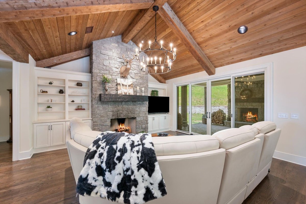 ZeitlinSIR's tweet photo. Custom built by Derrick Dennis of Evans Bridge Homes, this exceptional European farmhouse estate is set on 18+ acres and features five bedrooms, designer finishes, vaulted ceilings, stone fireplaces, and a chef’s kitchen designed for both everyday living and entertaining. Enjoy sweeping views, stunning sunsets, abundant wildlife, and multiple covered porches that invite you to take it all in. Complete with a detached garage and 1,000-square-foot apartment, this is a rare opportunity to experience the best of Middle Tennessee living just minutes from Leiper’s Fork, Columbia, and Franklin. 

https://t.co/WBYLiL4AvK 

5264 Gaskill Branch Road, Santa Fe, Tennessee 38482 is presented by Sonja Scales 

#zeitlinsir #zsir #tennessee #sothebysrealty #realestate #luxury #curbappeal #luxuryrealestate #design #home #homedesign #architecture #luxurylifestyle #luxe #luxuryhomes #luxurylife