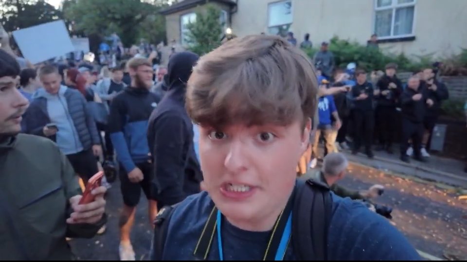 AndyPlumb4's tweet photo. I would like to congratulate @YoungBobRB for the clear as fuck footage he managed to gather of the Southampton rioters on Tuesday evening. 

Outstanding work, although I hear the @TRobinsonNewEra knuckle-draggers are less than happy with the inadvertent supergrass, lol. 

Oops! https://t.co/JTkZUj9j5K