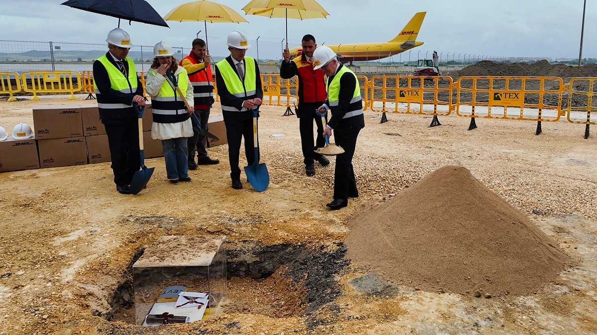 Araba's tweet photo. El diputado general @ramirogonza acompaña a DHL Express en la celebración del inicio de las obras de construcción de su nuevo hangar de mantenimiento 👇
https://t.co/YXfn3zbJIo https://t.co/gN7lEH0Umk