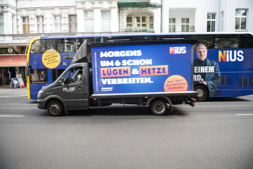 Vaperist's tweet photo. NiUS – nur echt mit dem Kontrabus! https://t.co/XNPdhXhQMW